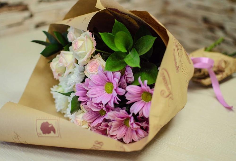 Букет улыбка в Петропавловске-Камчатском Букет цветов из: Розы и Хризантемы в Петропавловске-Камчатском