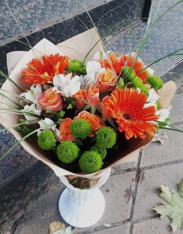 Букет огненно-рыжий в Петропавловске-Камчатском Букет цветов из: Герберы, Хризантемы, Альстромерии и Розы в Петропавловске-Камчатском
