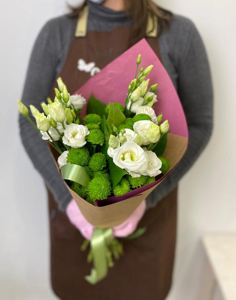 Букет морозный день в Петропавловске-Камчатском Букет цветов из: Хризантемы и Лизиантусы в Петропавловске-Камчатском