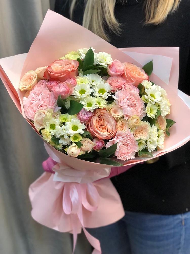 Букет нежные объятья в Петропавловске-Камчатском Букет цветов из: Гвоздики, Розы и Хризантемы в Петропавловске-Камчатском