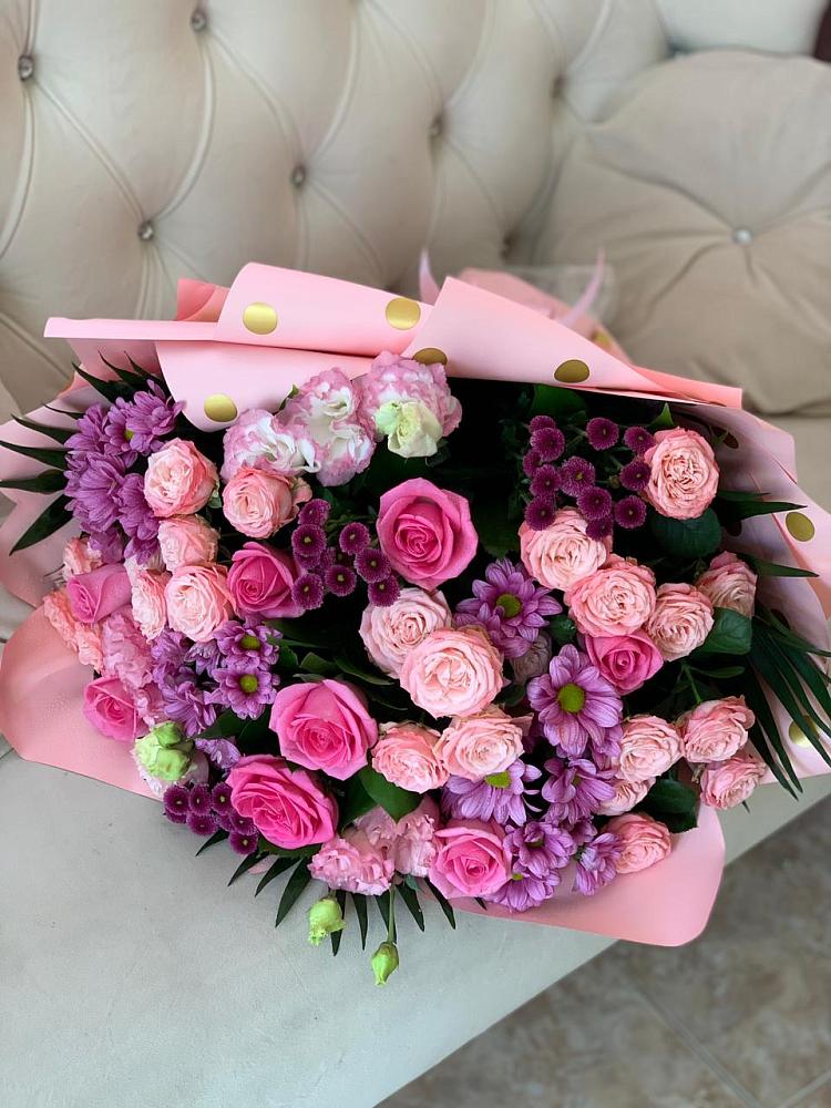 Букет Ваше величество в Петропавловске-Камчатском Букет цветов из: Хризантемы, Розы и Лизиантусы в Петропавловске-Камчатском