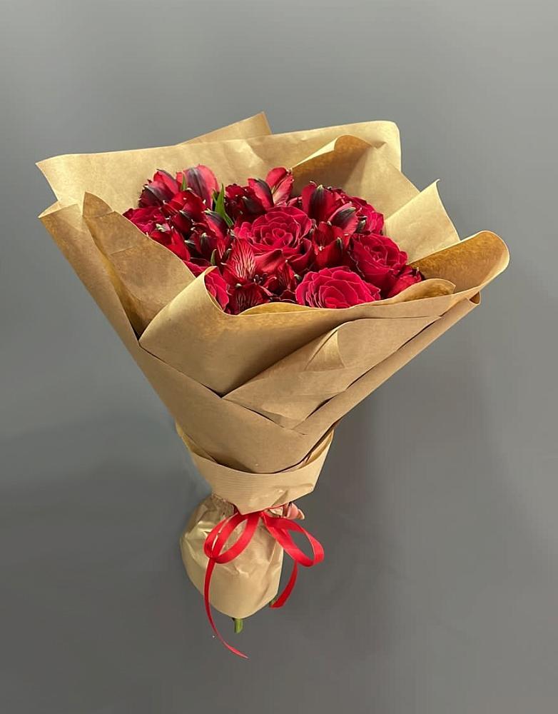 Букет прекрасной женщине в Петропавловске-Камчатском Букет цветов из: Альстромерии и Розы в Петропавловске-Камчатском