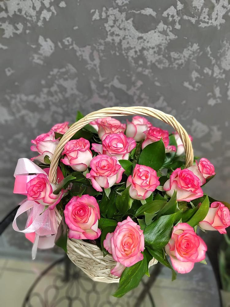 Композиция французская провинция в Петропавловске-Камчатском Цветочная композиция из Розы в корзине в Петропавловске-Камчатском