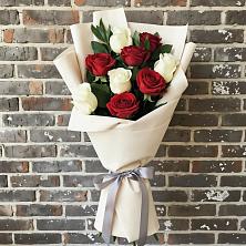 Букет красно-белые розы в Петропавловске-Камчатском Букет цветов из:  Розы в Петропавловске-Камчатском