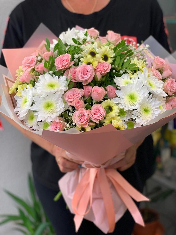 Букет юношеские грезы в Петропавловске-Камчатском Букет цветов из: Розы и Хризантемы в Петропавловске-Камчатском