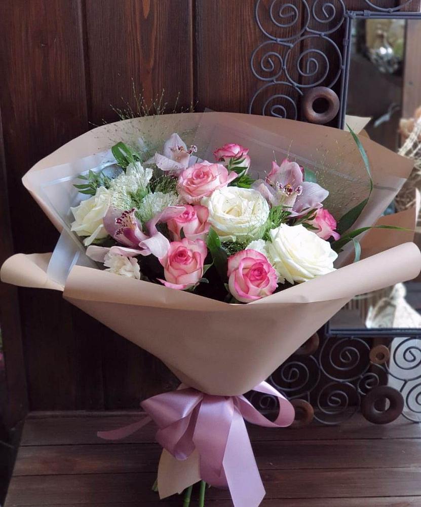 Букет майское утро в Петропавловске-Камчатском Букет цветов из: Гвоздики, Орхидеи, Розы и Хризантемы в Петропавловске-Камчатском