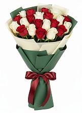 Микс из красных и белых роз в Петропавловске-Камчатском Букет Микс из красных и белых роз в Петропавловске-Камчатском