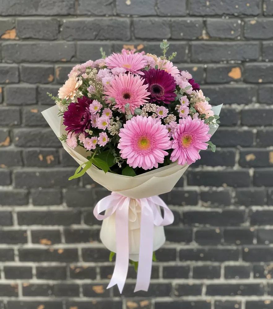 Букет яркие краски в Петропавловске-Камчатском Букет цветов из: Герберы и Хризантемы в Петропавловске-Камчатском