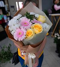 Букет цветов из:  Герберы, Розы и Хризантемы в Петропавловске-Камчатском