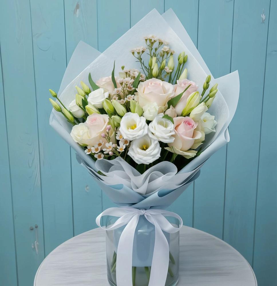 Букет очаровательный аромат в Петропавловске-Камчатском Букет цветов из: Розы и Лизиантусы в Петропавловске-Камчатском