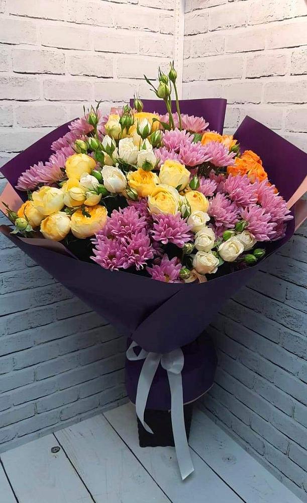 Букет Красочный праздник в Петропавловске-Камчатском Букет цветов из: Хризантемы и Розы в Петропавловске-Камчатском