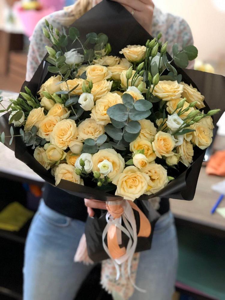 Букет птица счастья в Петропавловске-Камчатском Букет цветов из: Розы и Лизиантусы в Петропавловске-Камчатском