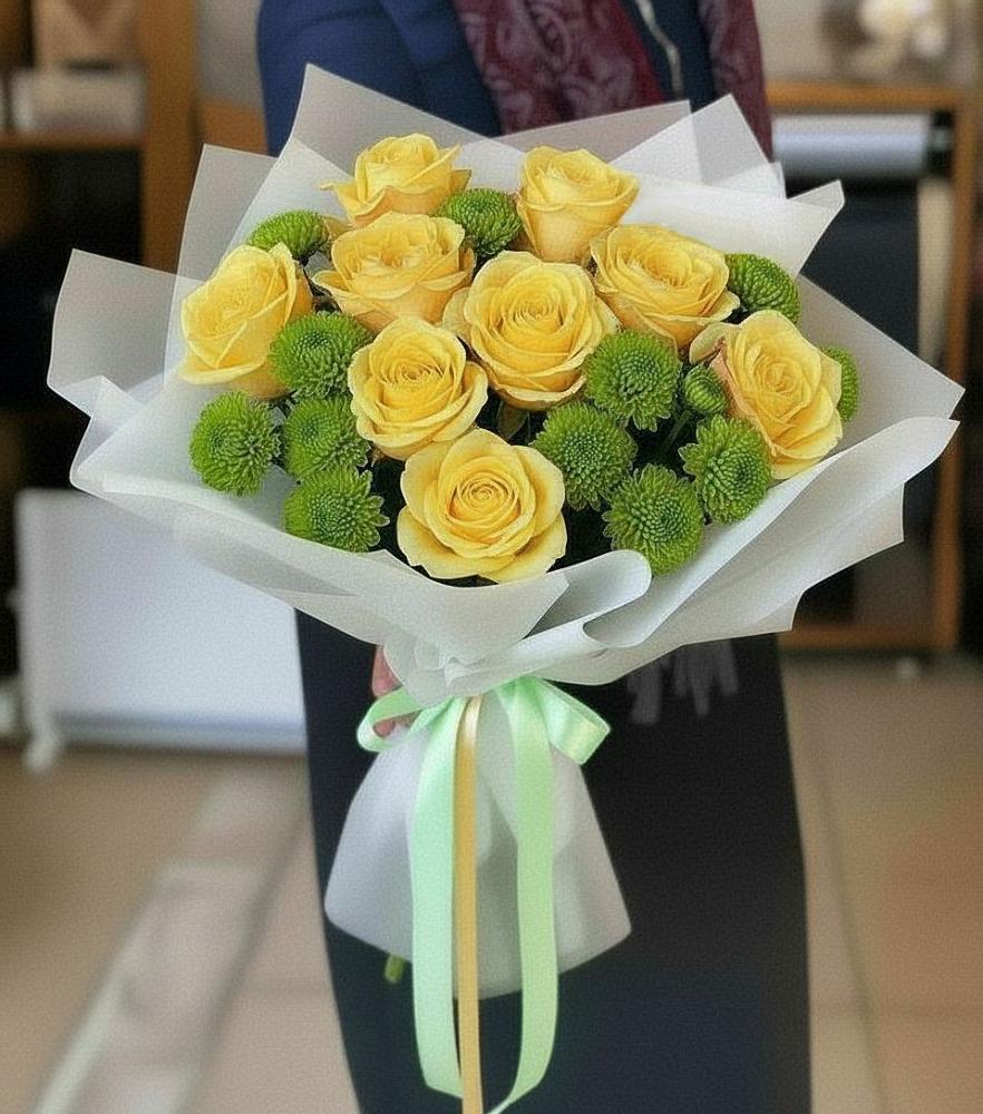 Букет сочно-зеленый в Петропавловске-Камчатском Букет цветов из: Хризантемы и Розы в Петропавловске-Камчатском