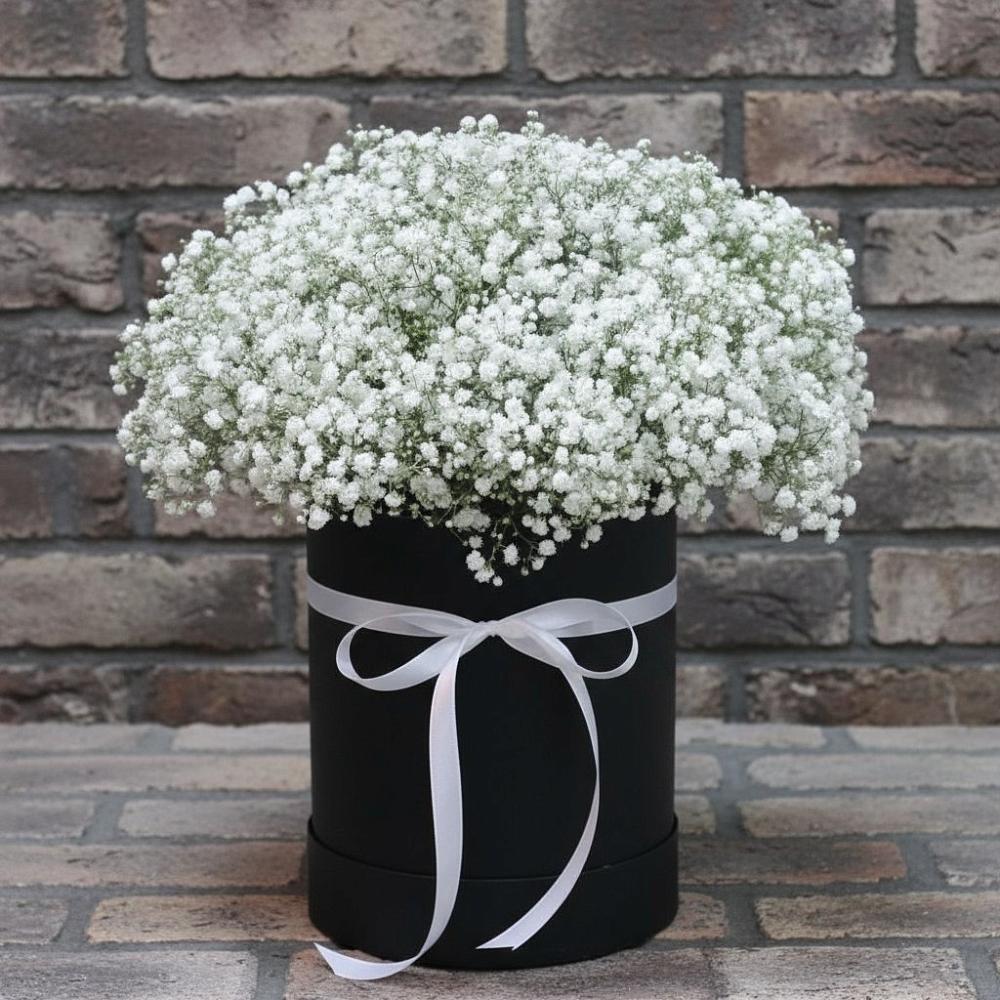 Композиция коробка гипсофил в Петропавловске-Камчатском Цветочная композиция из Гипсофила в шляпной коробке в Петропавловске-Камчатском