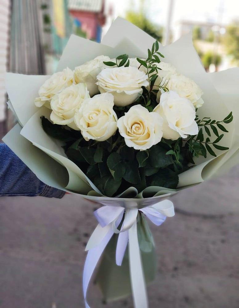Белые розы Проуд в Петропавловске-Камчатском Букет Белые розы Проуд в Петропавловске-Камчатском