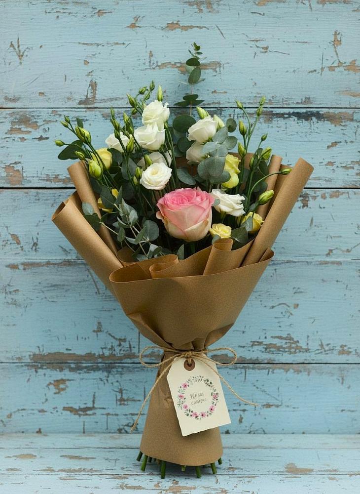 Букет нежный привет в Петропавловске-Камчатском Букет цветов из: Розы и Лизиантусы в Петропавловске-Камчатском