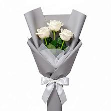 Букет 3 белые розы в Петропавловске-Камчатском Букет 3 белые розы в Петропавловске-Камчатском