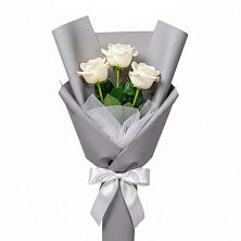 Букет 3 белые розы в Петропавловске-Камчатском Букет 3 белые розы в Петропавловске-Камчатском