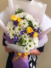 Букет солнечный привет #REPLACE_PRED# Петропавловске-Камчатском Букет цветов из:  Ирисы, Хризантемы и Розы #REPLACE_PRED# Петропавловске-Камчатском