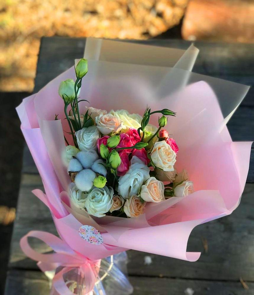 Букет цветочный коктейль в Петропавловске-Камчатском Букет цветов из: Розы и Лизиантусы в Петропавловске-Камчатском