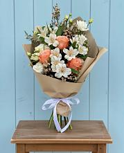 Букет яркий комплимент в Петропавловске-Камчатском Букет цветов из:  Альстромерии, Лизиантусы, Розы и Хризантемы в Петропавловске-Камчатском