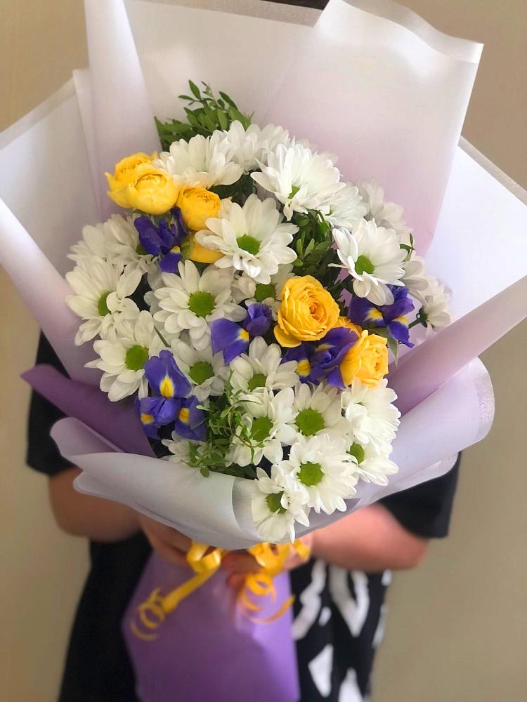 Букет солнечный привет в Петропавловске-Камчатском Букет цветов из: Ирисы, Хризантемы и Розы в Петропавловске-Камчатском