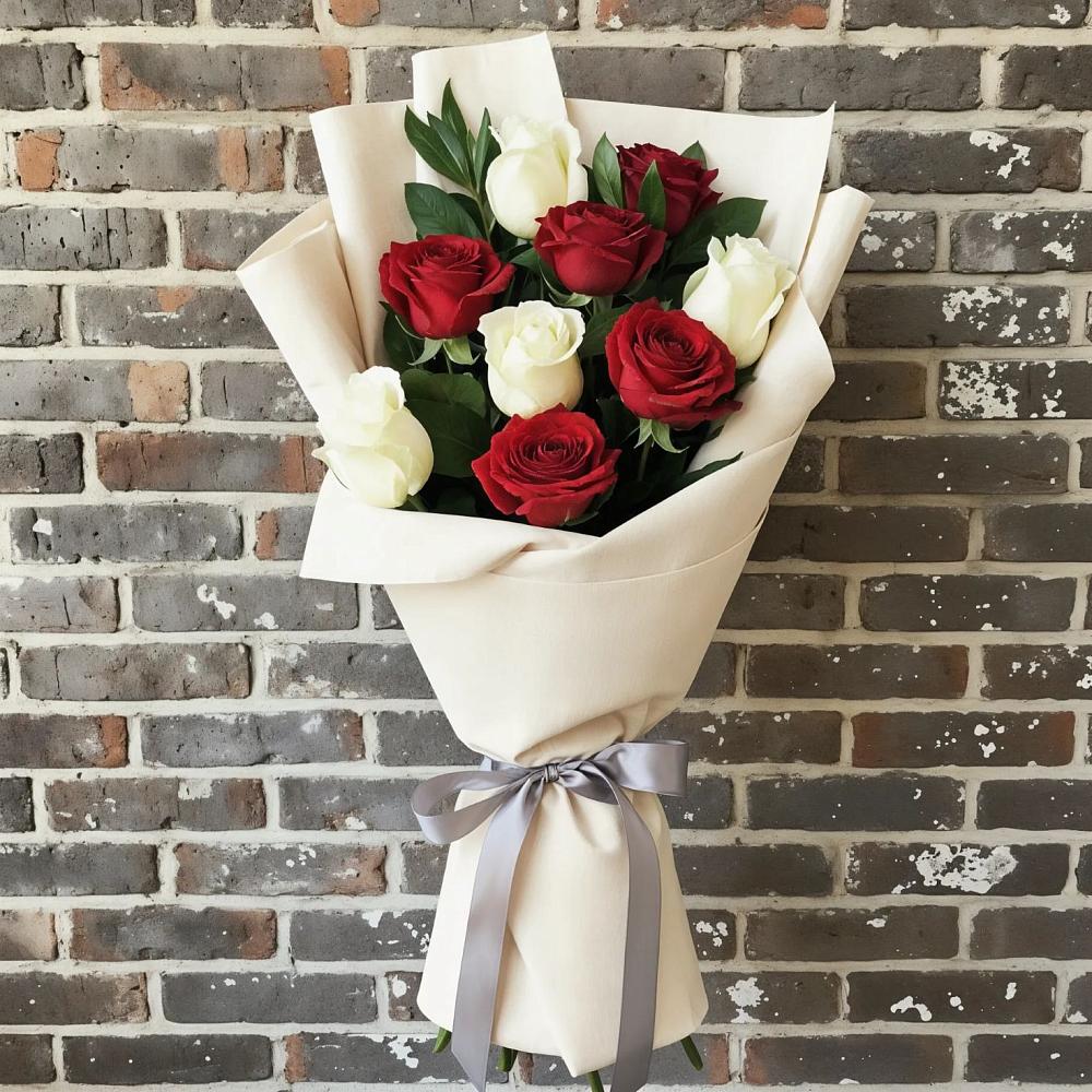 Букет красно-белые розы в Петропавловске-Камчатском Букет цветов из: Розы в Петропавловске-Камчатском