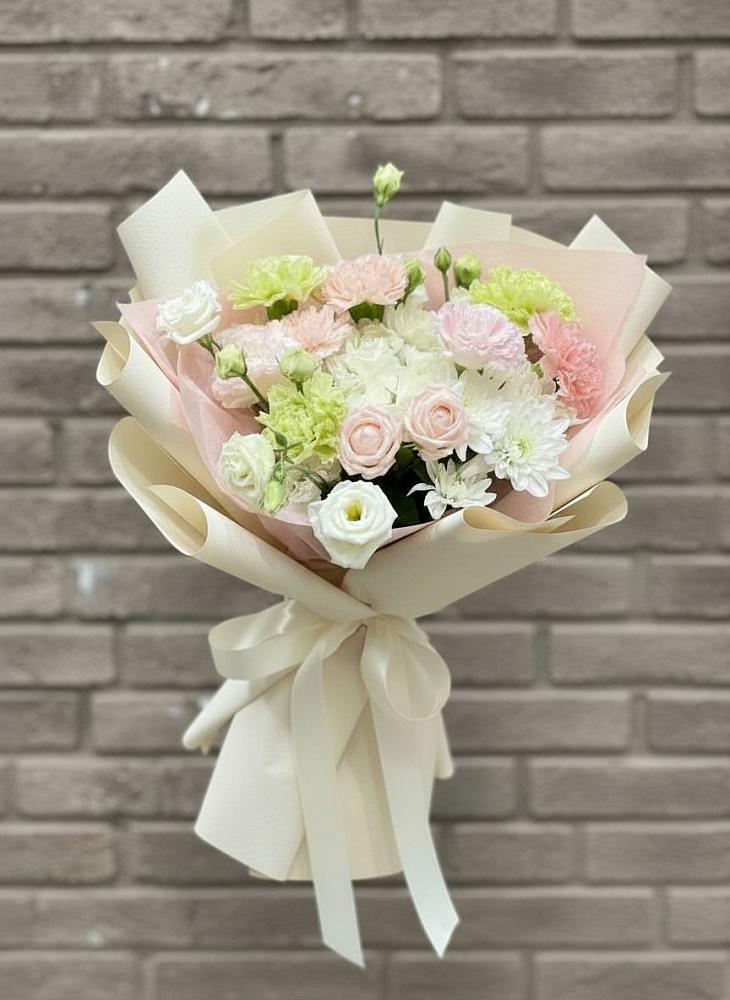 Букет Трепет мечты в Петропавловске-Камчатском Букет цветов из: Гвоздики, Розы, Лизиантусы и Хризантемы в Петропавловске-Камчатском