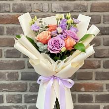 Букет цветочные ноты в Петропавловске-Камчатском Букет цветов из:  Лизиантусы и Розы в Петропавловске-Камчатском