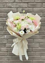 Букет Трепет мечты в Петропавловске-Камчатском Букет цветов из:  Гвоздики, Розы, Лизиантусы и Хризантемы в Петропавловске-Камчатском