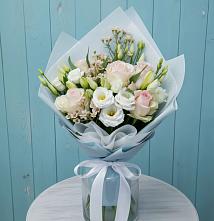 Букет очаровательный аромат в Петропавловске-Камчатском Букет цветов из:  Розы и Лизиантусы в Петропавловске-Камчатском