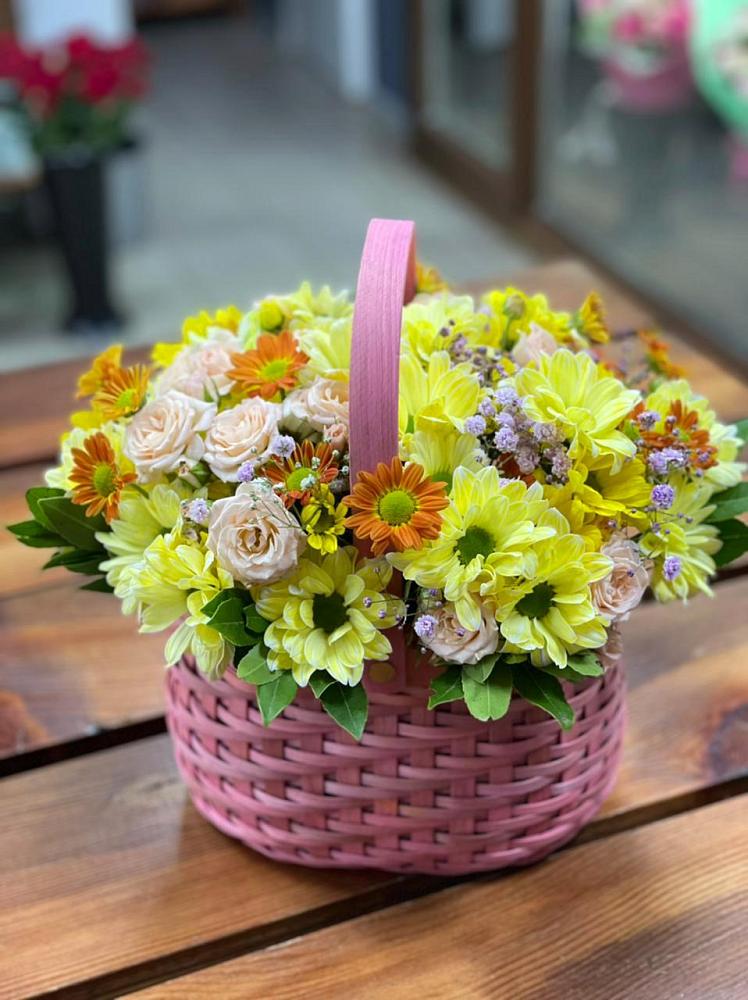 Композиция цветы лета в Петропавловске-Камчатском Цветочная композиция из Хризантемы и Розы в корзине в Петропавловске-Камчатском