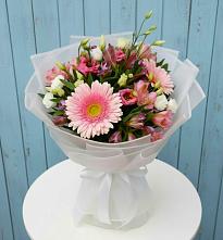 Букет прохладный бриз в Петропавловске-Камчатском Букет цветов из:  Герберы, Альстромерии и Лизиантусы в Петропавловске-Камчатском