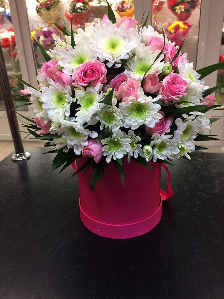 Композиция грация в Петропавловске-Камчатском Цветочная композиция из Розы и Хризантемы в шляпной коробке в Петропавловске-Камчатском