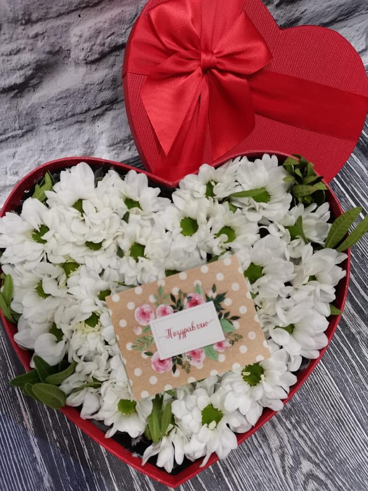 Композиция сплетение судьбы в Петропавловске-Камчатском Цветочная композиция из Хризантемы в виде сердца в Петропавловске-Камчатском