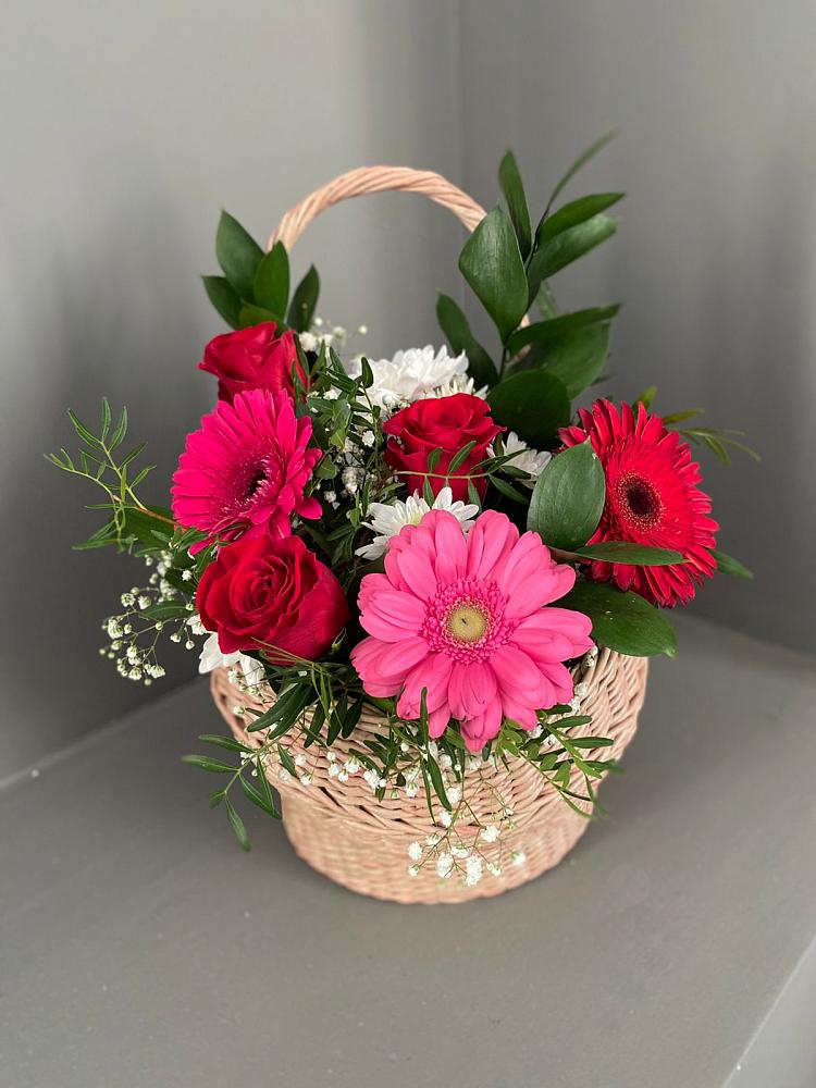 Композиция радостное событие в Петропавловске-Камчатском Цветочная композиция из Розы, Хризантемы и Герберы в корзине в Петропавловске-Камчатском