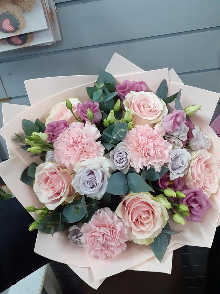 Букет обаятельный в Петропавловске-Камчатском Букет цветов из: Розы, Гвоздики и Лизиантусы в Петропавловске-Камчатском