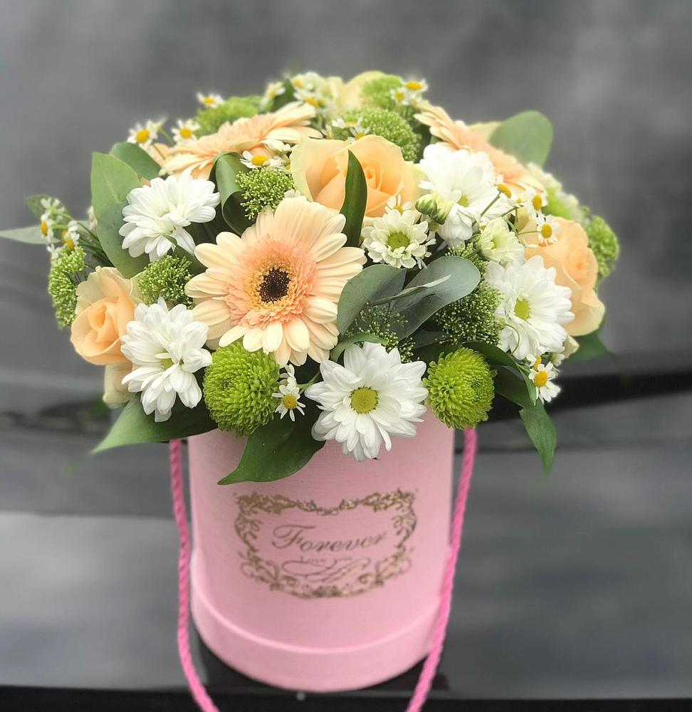 Композиция маленькая прелесть в Петропавловске-Камчатском Цветочная композиция из Розы, Герберы и Хризантемы в шляпной коробке в Петропавловске-Камчатском