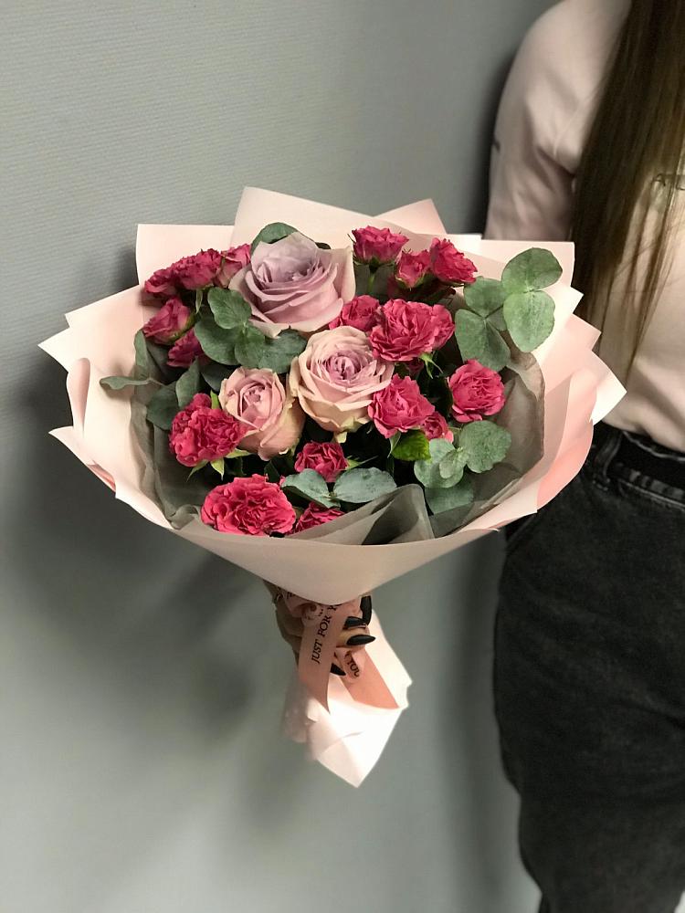 Букет восхищение в Петропавловске-Камчатском Букет цветов из: Гвоздики и Розы в Петропавловске-Камчатском