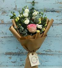 Букет нежный привет в Петропавловске-Камчатском Букет цветов из:  Розы и Лизиантусы в Петропавловске-Камчатском