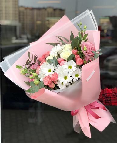 Букет цветов из: Розы, Лизиантусы и Хризантемы в Петропавловске-Камчатском