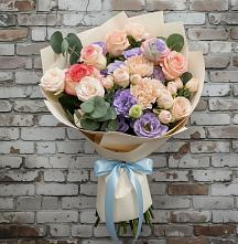 Букет Феерия в Петропавловске-Камчатском Букет цветов из:  Розы, Лизиантусы и Гвоздики в Петропавловске-Камчатском
