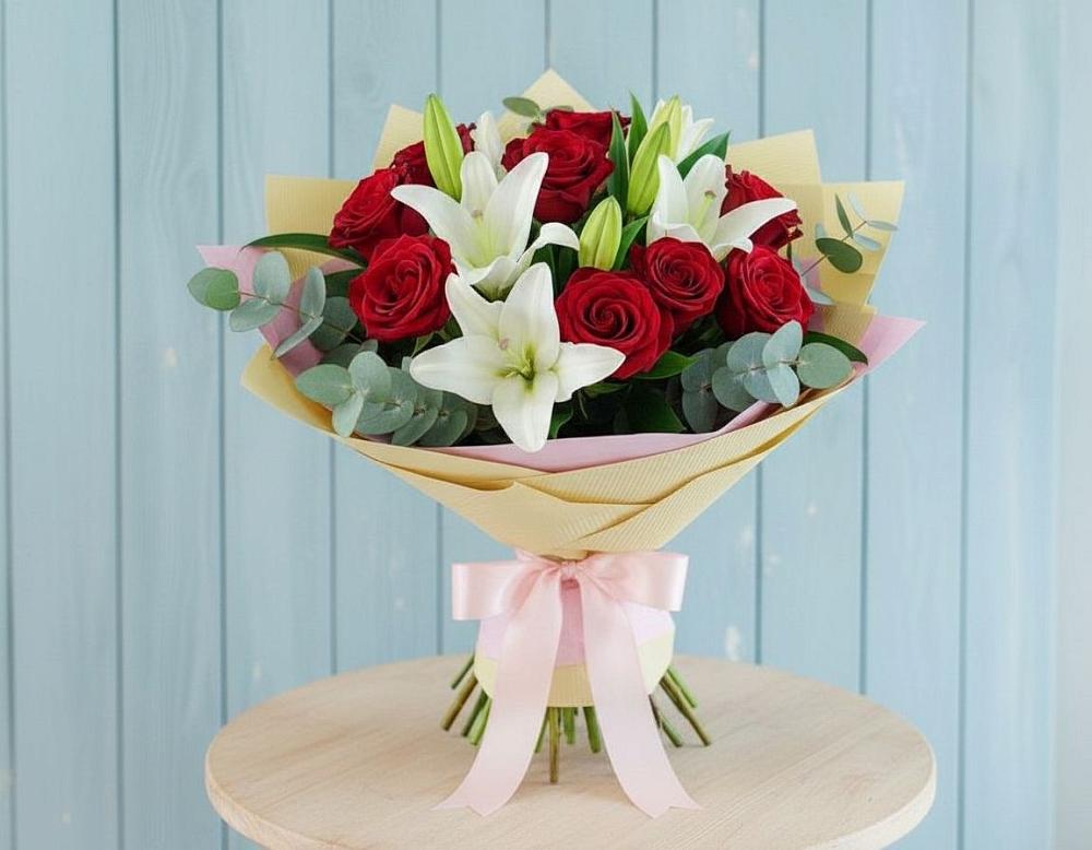 Букет Элегантная гармония в Петропавловске-Камчатском Букет цветов из: Лилии и Розы в Петропавловске-Камчатском